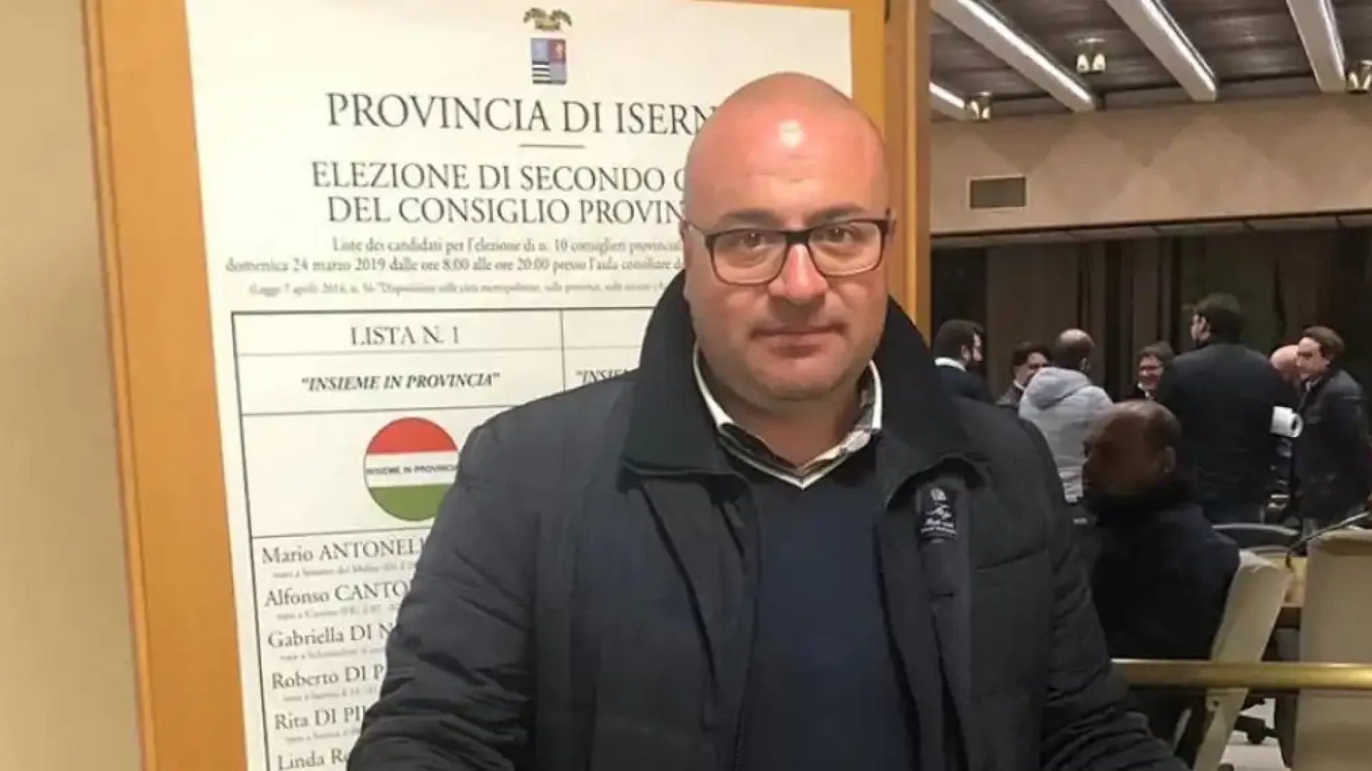 Isernia: Manolo Sacco si incatena all’entrata della sede della Grim per manifestare contro il malfunzionamento del servizio idrico integrato.